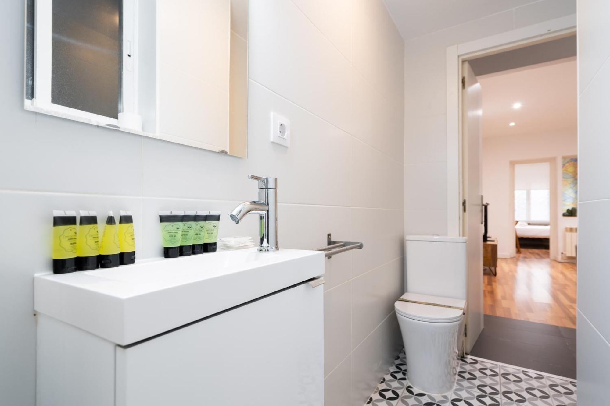 Apartamento En La Plaza De Lavapies Alquiler Temporal Madrid Ngoại thất bức ảnh